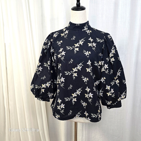 Levi's Tops - 2/$30 Levis Cotton Floral Peplum Dark Navy Women's L Top with Puff Sleeves